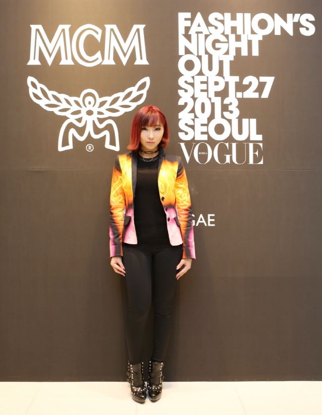 MCM매장에 방문한 2NE1 민지