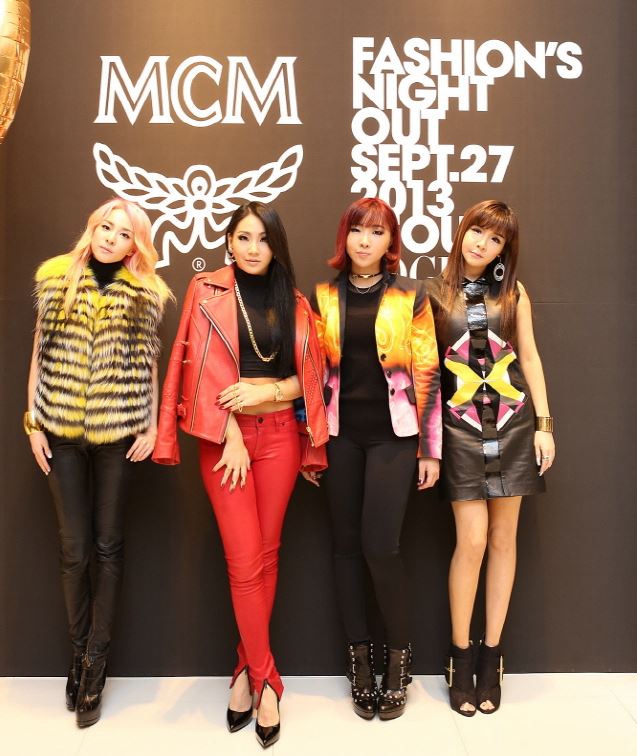 MCM매장에 방문한 2NE1