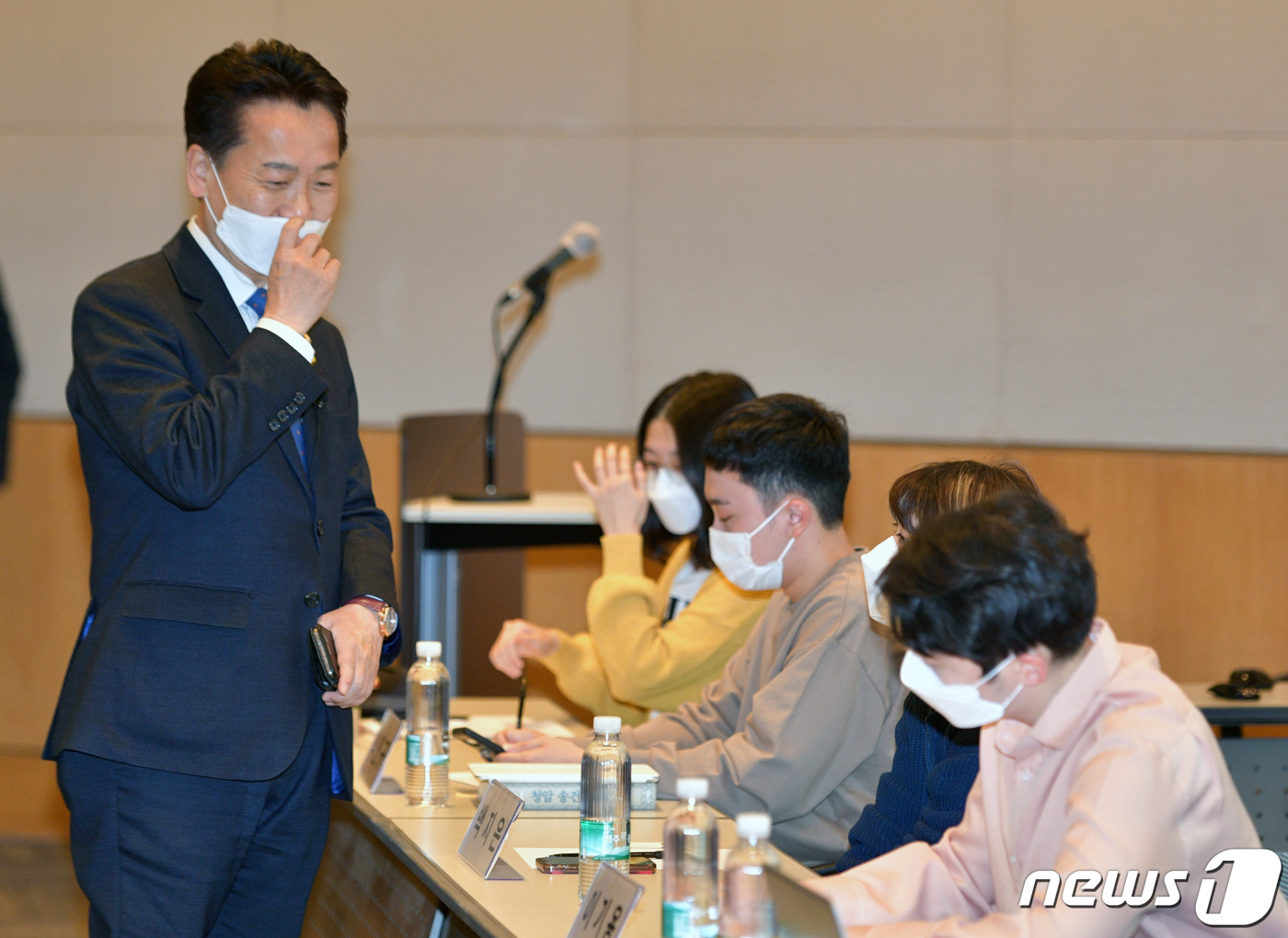 코로나만아니면與에촛불들었다…김어준은성역이냐성난20대들