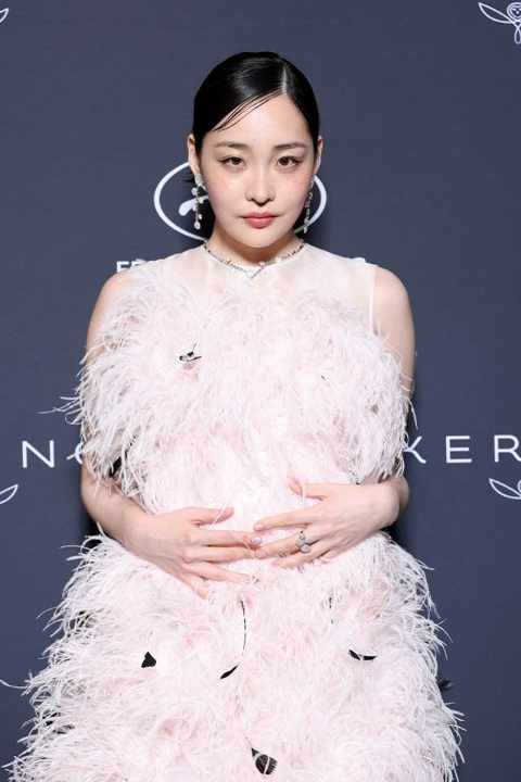 김민하, 칸 영화제서 빛나는 우아함 자랑 이미지