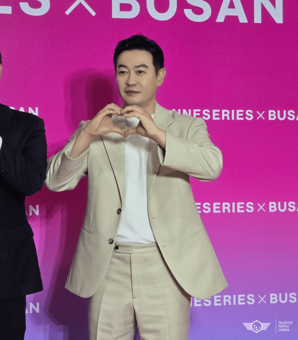 박용우, 핑크카펫에서 댄디 비주얼 공개하며 시선 강탈 이미지